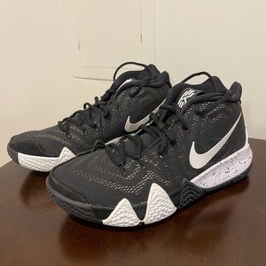 Nike Kyrie 4 Black / White